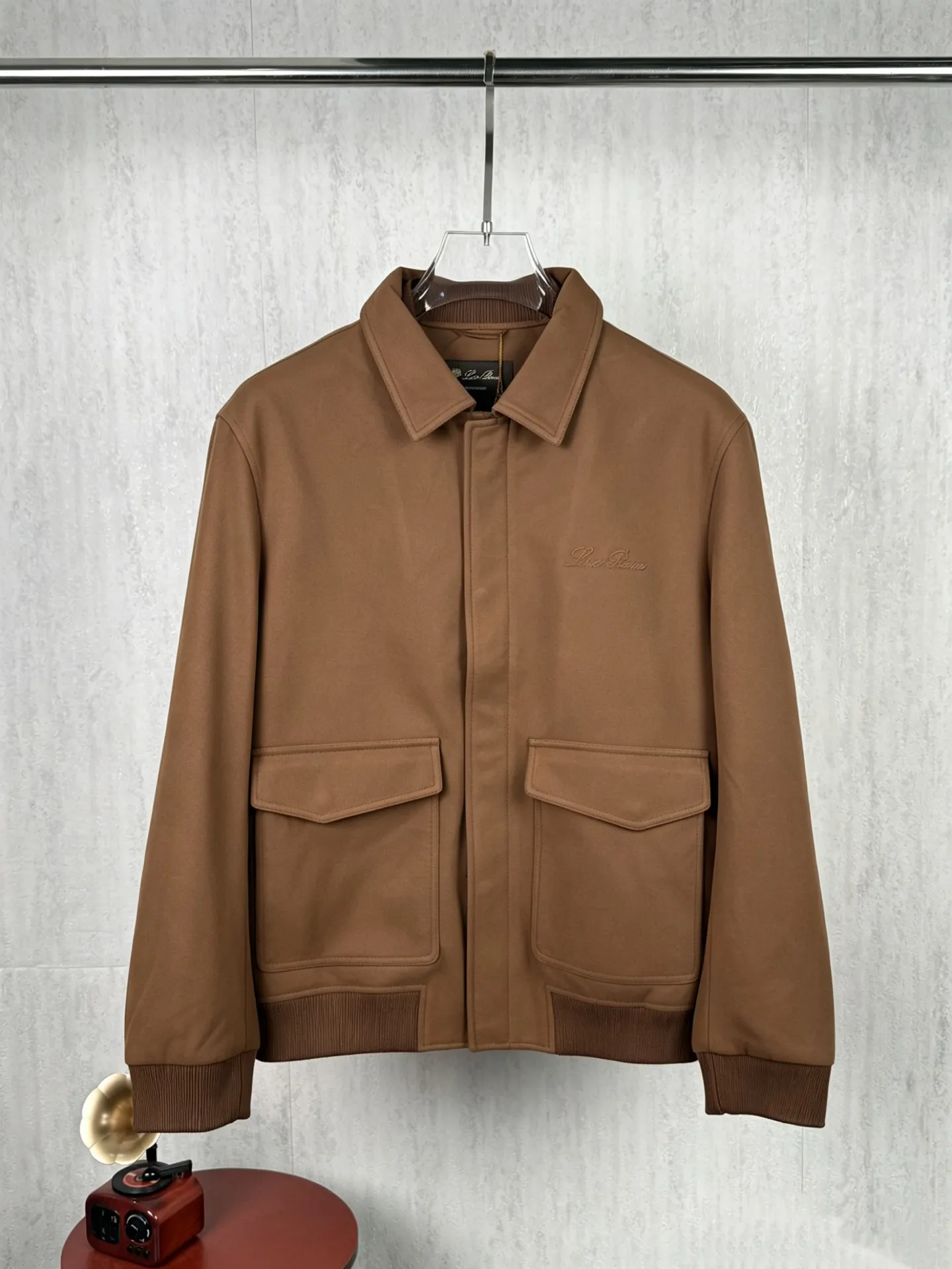 ! (Special version shipped next day) ❗️❗️❗️ LP LORO PIANA #6090 lapel flocked work jacket The brand's exclusive ultra-fine velvety blended fabric is selected, with a fine suede matte matte texture. The fabric has been stain-resistant and pre-shrunk, and feels soft and not stiff. The high-density weave takes into account both stiff muscles and breathable properties. The dark and light color system has one coloring standard, no color difference or whitening defects. It is suitable for both spring and autumn single wear and winter inner wear, taking into account the casual and relaxed feeling and light luxury texture‼ ️ Customized metal double-headed zipper on the placket, with double-layer overlocking of the same fabric as the zipper, which can be opened and closed repeatedly without blocking the fabric; double-flap patch pockets on the chest, with built-in embossed LP shield-shaped wheat ears logo embossed on the bag flap, and the three-dimensional embossing is evenly deep and does not collapse; the cuffs are engraved with bright Lp Silver round metal buckle, buttonholes are reinforced with double-layer overlocking, and the brand's handwritten logo is finely embroidered on the hem of the cuffs. The lines are delicate and not off-line. The hidden pockets on both sides are fully closed, and the bag mouth is densely reinforced with no exposed hard seams to rub against the skin. ◽The entire body is precision overlocked and stitched throughout the entire body🔍 The shoulder seams, side seams, armholes, hems, and bag flap edges are all reinforced with double-strand stitching Lapel suede-feel work jacket, ultra-fine suede blended fabric + bag flap embossed embossing + cuff precision embroidery triple process makes the production more difficult. The cutting loss of suede fabric is much higher than that of ordinary woven fabrics. Six-color batch color control quality inspection, double routing inside and outside, and multiple inspections of hardware embroidery , if the imprint is blurred, the embroidery is skipped or the cut pieces are misplaced, the whole piece is scrapped. It is an intuitive reflection of the hard-core quality of Italian light luxury commuter jackets. Men who prefer soft matte textures and low-key simple outfits can distinguish the huge gap between ordinary work jackets at a glance. Color: Brown Apricot Black Size:48 50 52 54 56